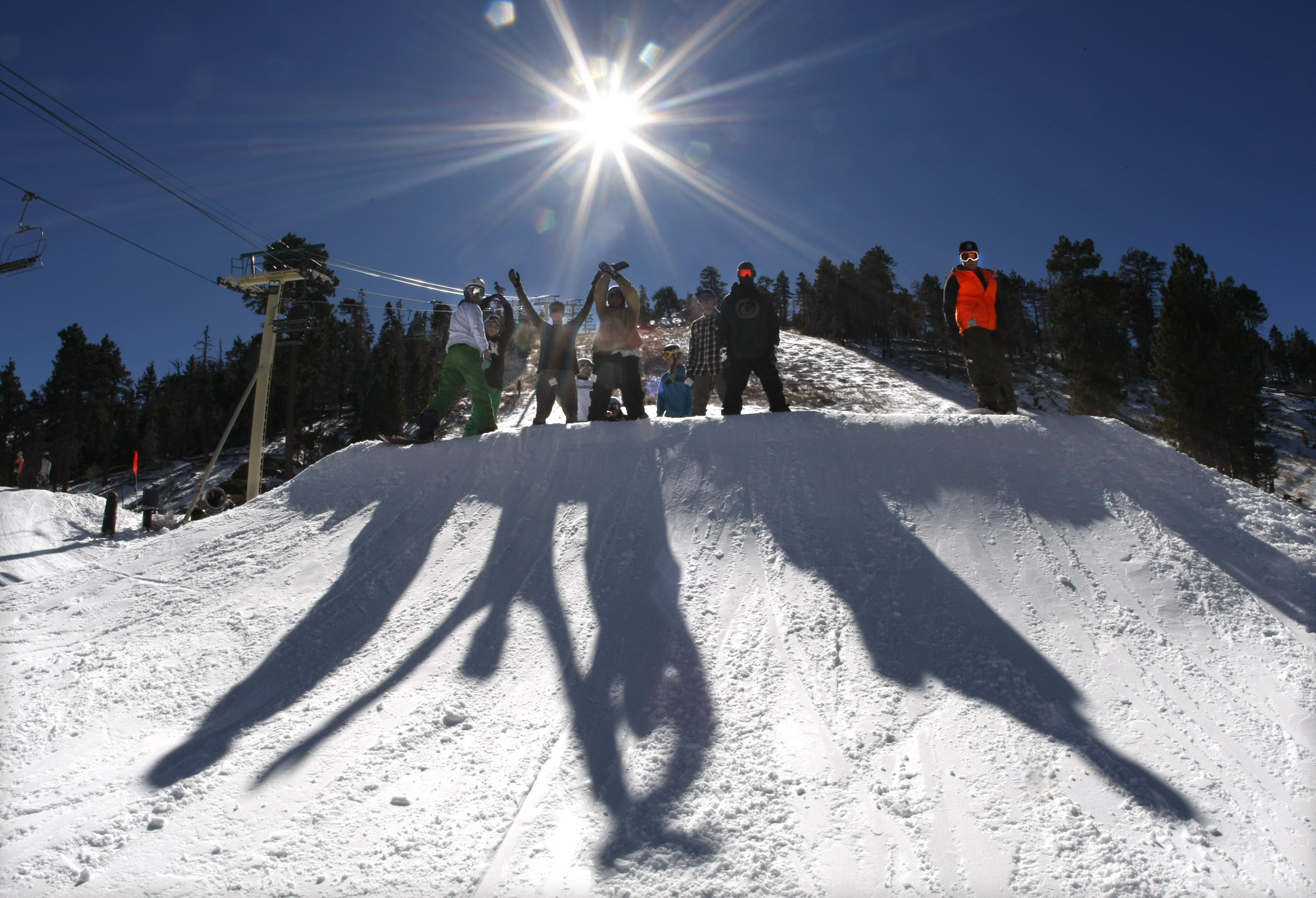 Les planchistes posent pour une photo à la station de ski de Bear Mountain en Californie.