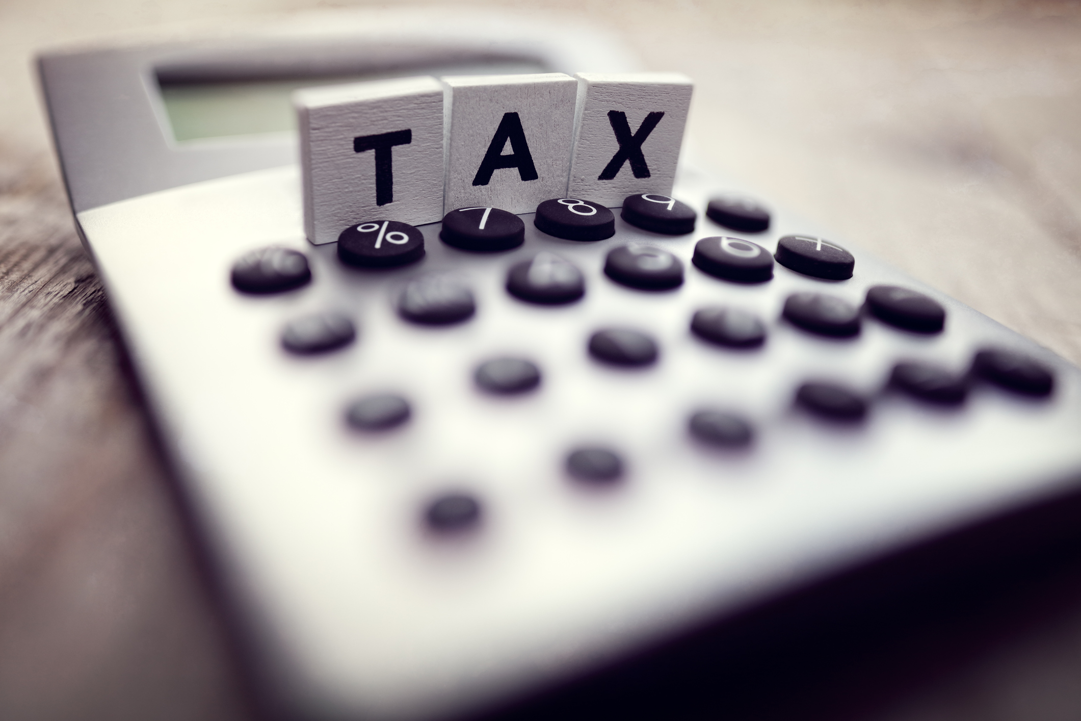 gros plan de la calculatrice avec le mot taxe écrit sur des blocs