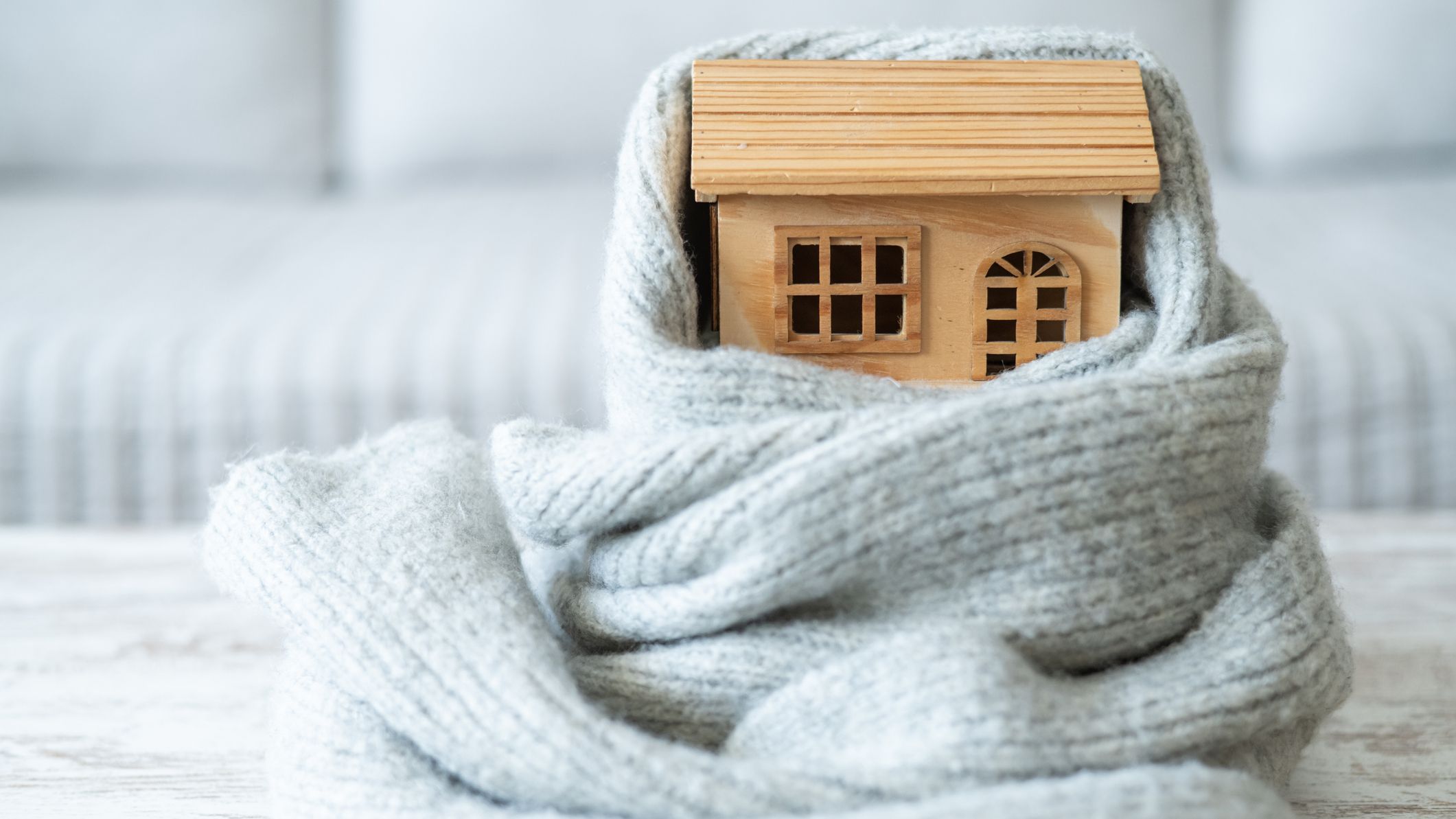 une maison enveloppée dans une couverture indiquant une isolation saine