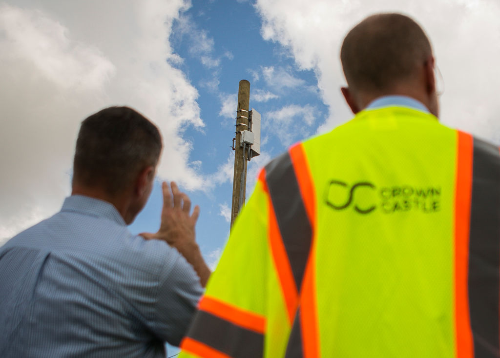 Le commissaire de la FCC, Brendan Carr, examine un petit nœud cellulaire capable d'exploiter un réseau 5G avec Mike Kavanagh de Crown Castle à l'est du centre-ville de Houston.