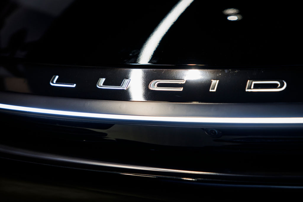 Un véhicule électrique (VE) Lucid Air dans la salle d'exposition de l'entreprise à Tysons, en Virginie.