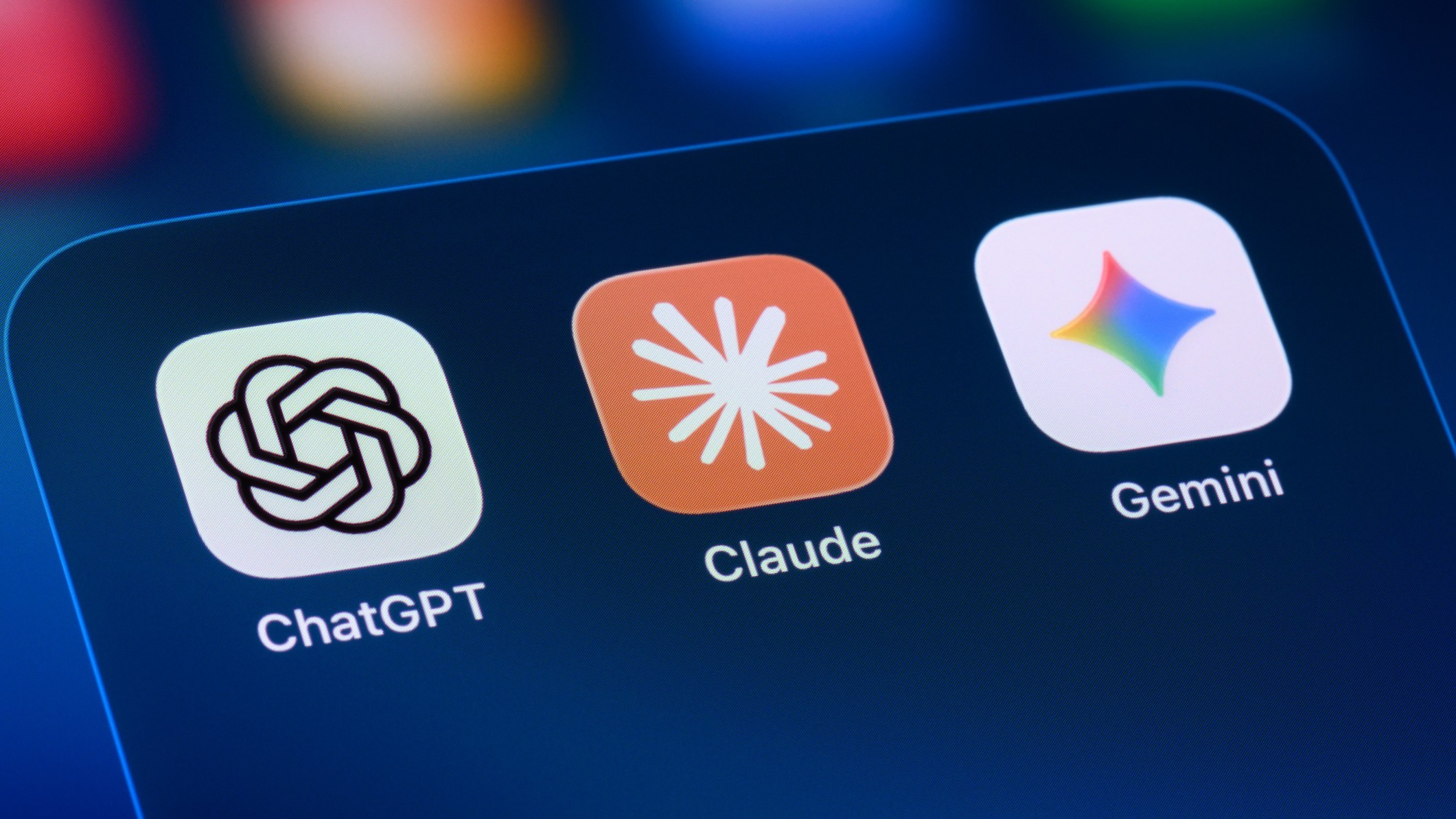 gros plan sur l'écran d'un smartphone avec des applications pour ChatGPT, Claude et Gemini