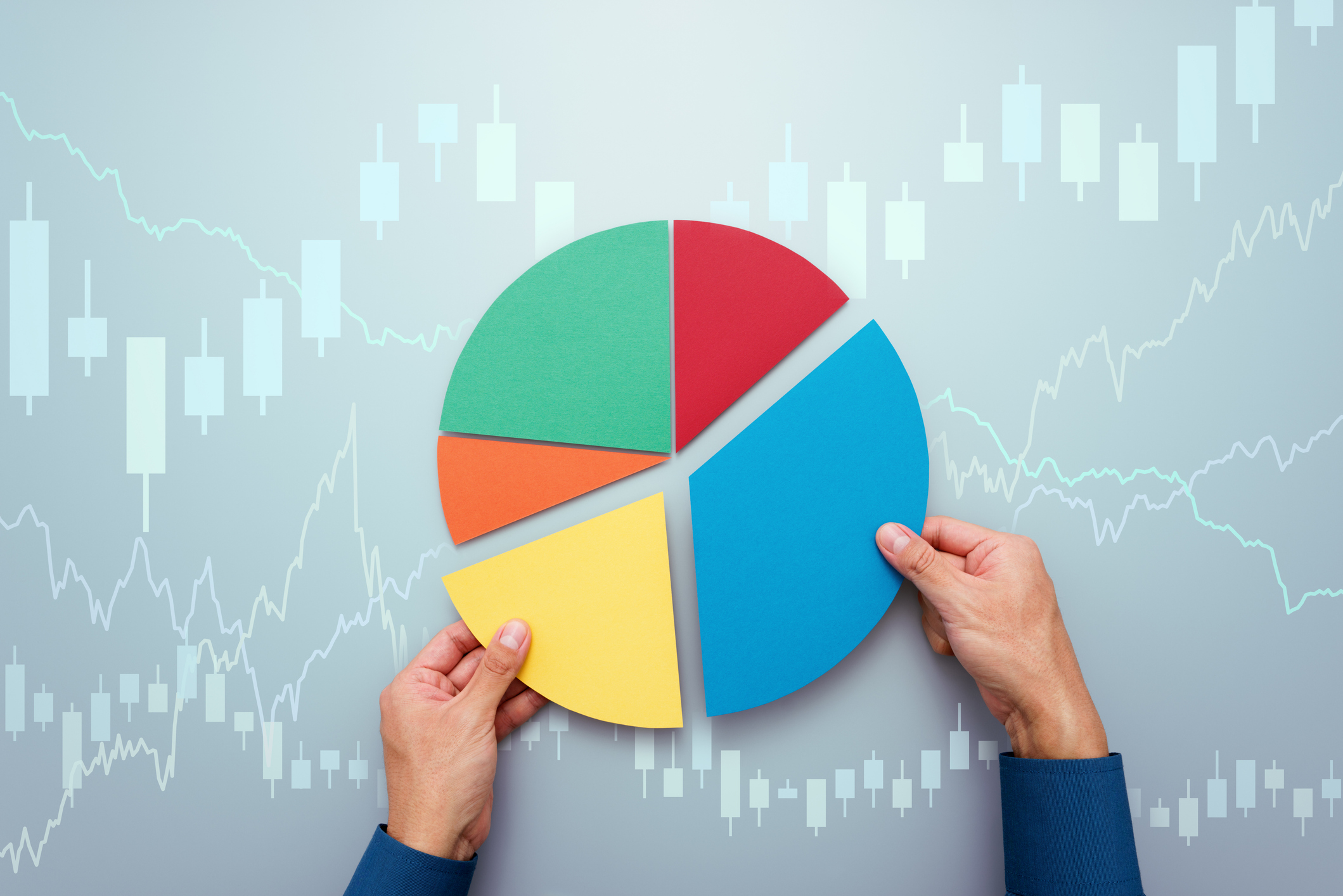 Stratégie d'investissement diversifiée. Gestion du portefeuille des investisseurs. Graphiques circulaires et graphiques en chandeliers.