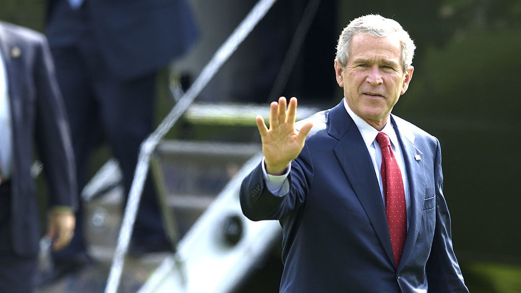 Le président George W. Bush saluant alors qu'il passe devant Marine One jusqu'au bureau ovale en 2005