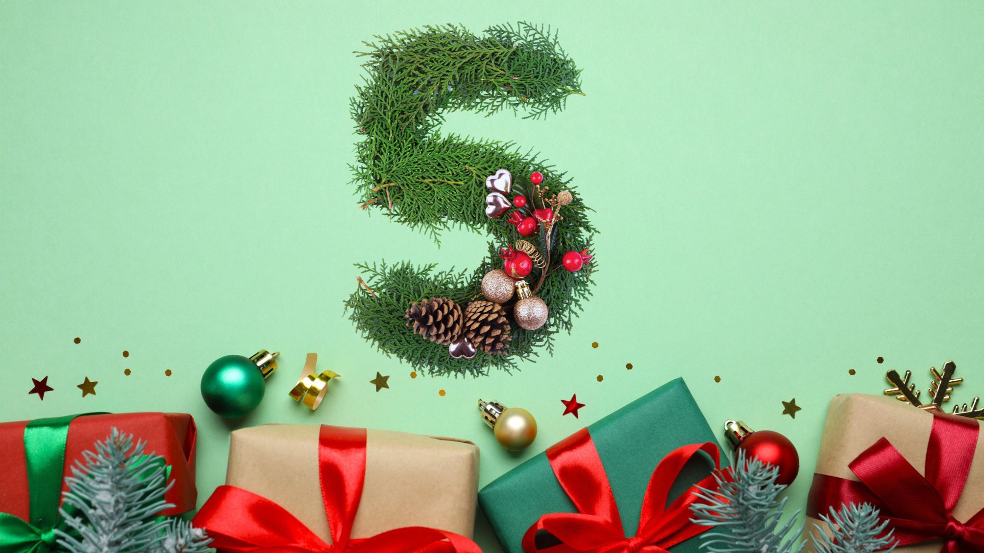 Le numéro 5 composé d'un décor à feuilles persistantes et de vacances à côté de cadeaux emballés.