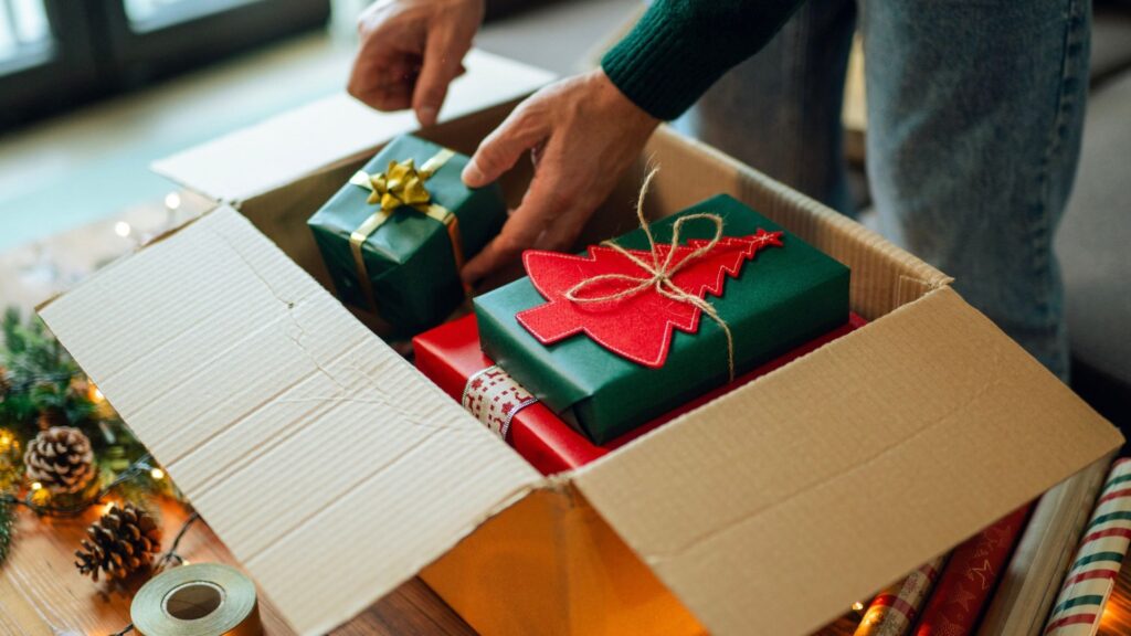 Frais d'expédition pour les fêtes 2026 : USPS contre UPS contre FedEx