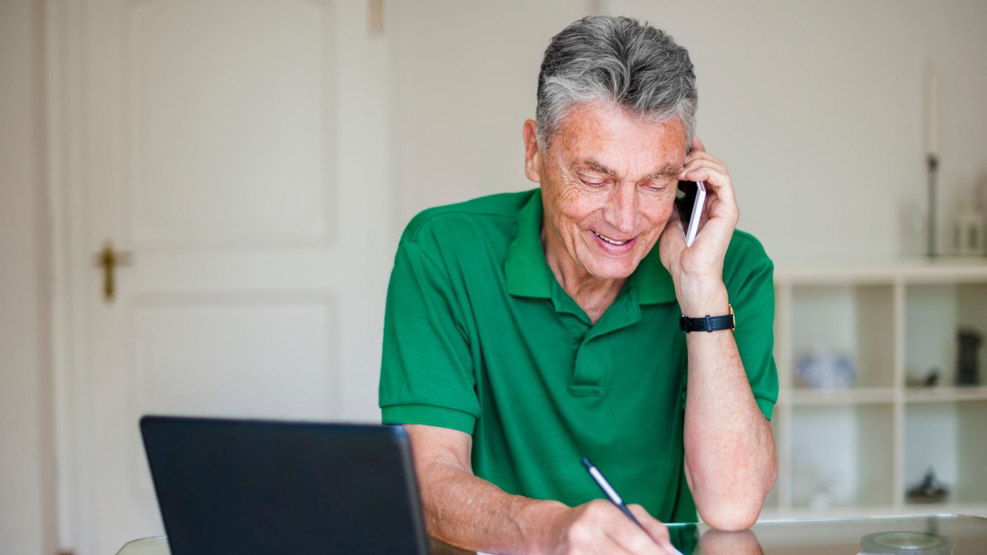 Un homme au téléphone avec son gestionnaire de prêts hypothécaires