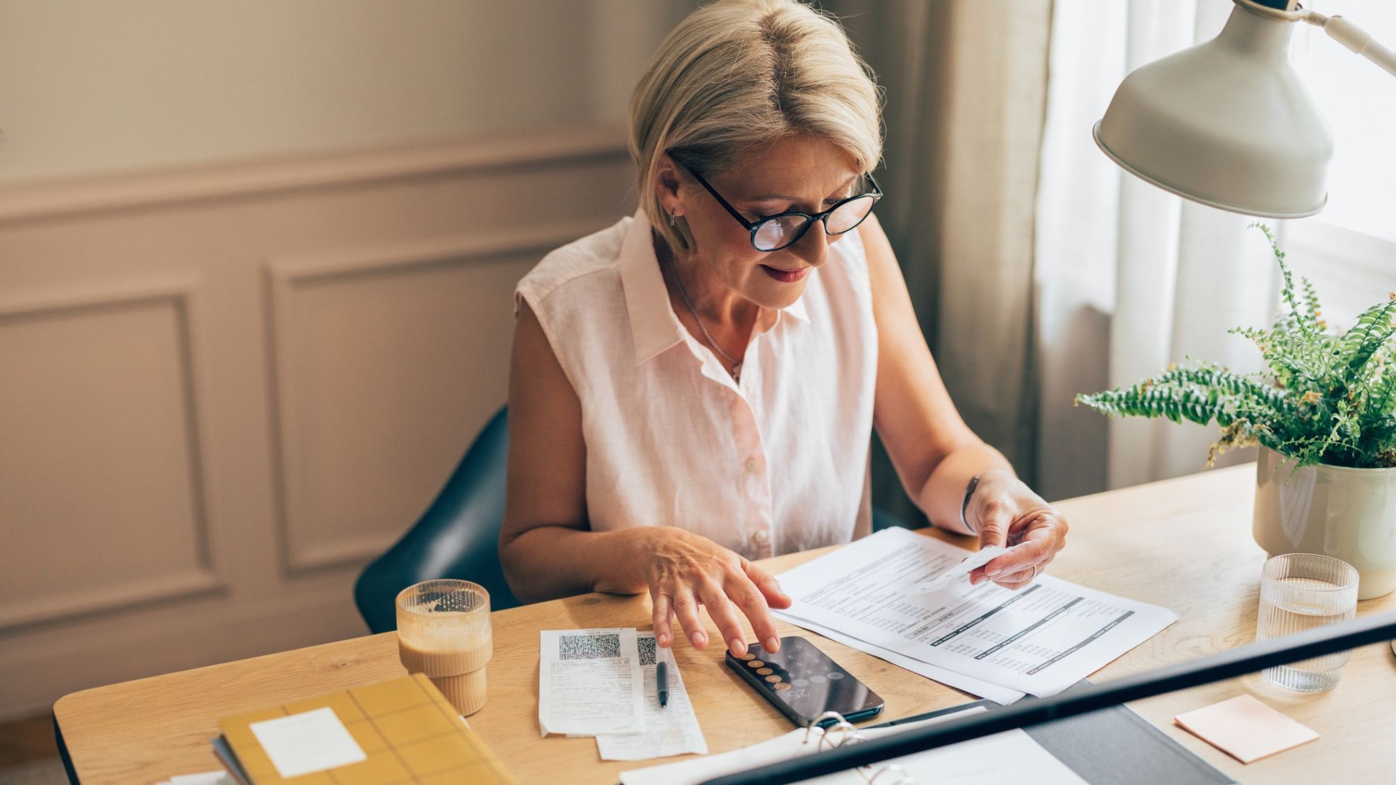 Une femme qui passe en revue ses finances personnelles